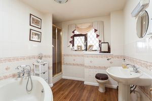 Master Bedroom en-suite- click for photo gallery